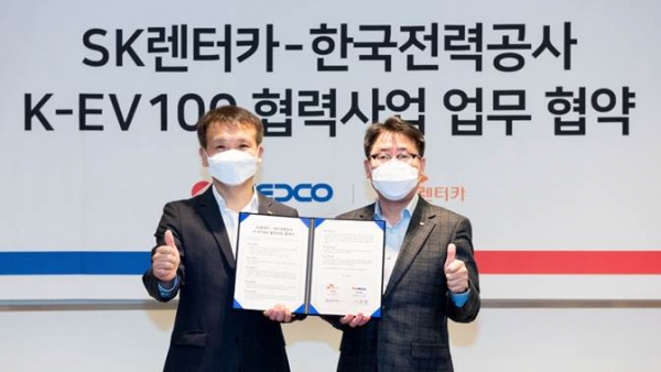 황일문(왼쪽) SK렌터카 대표이사와 이종환 한국전력 사업총괄부사장이 'K-EV100 협력사업' 업무 협약을 체결한 뒤 기념촬영을 하고 있다.