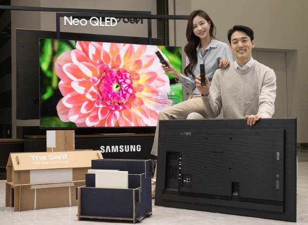 삼성전자의 2021년 신제품 Neo QLED TV에 적용된 에코 패키지와 솔라셀 리모컨. 삼성전자 제공