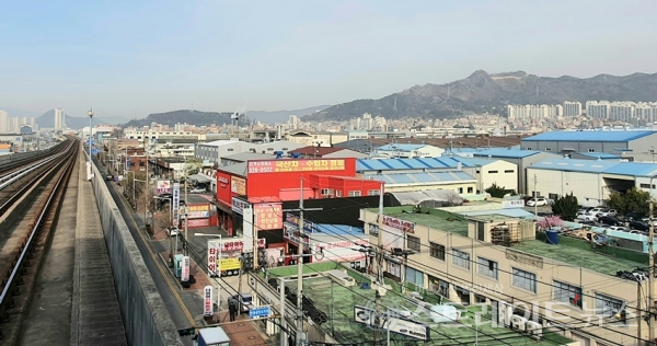 성은개발이 시행하고 대우건설이 시공하는 '김해 푸르징오 하이엔드 2차'는 인근 3면이 공장밀집지대다.