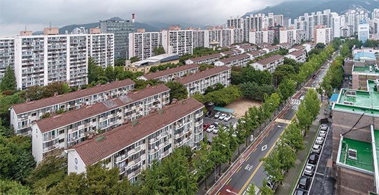 서울 25개 자치구 가운데 주택 노후도가 98%로 가장 심한 노원구 상계 아파트단지.