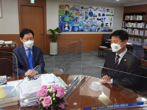 더불어민주당 최고위원 주자인 김영배 의원이 부산·울산·경남지역 합동연설회를 하루 앞둔 23일, 김경수 경남도지사를 만나 국정 현안에 대한 의견을 나누고 있다.(사진=김영배 후보실)