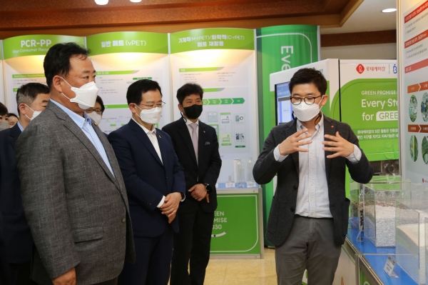 더불어민주당 2050탄소중립특위 자원순환분과(분과장 어기구, ·간사 윤준병)는 23일, 친환경플라스틱 개발기업인 롯데케미칼 여수공장을 방문해 현장을 둘러보고 있다.(사진=어기구 의원실)