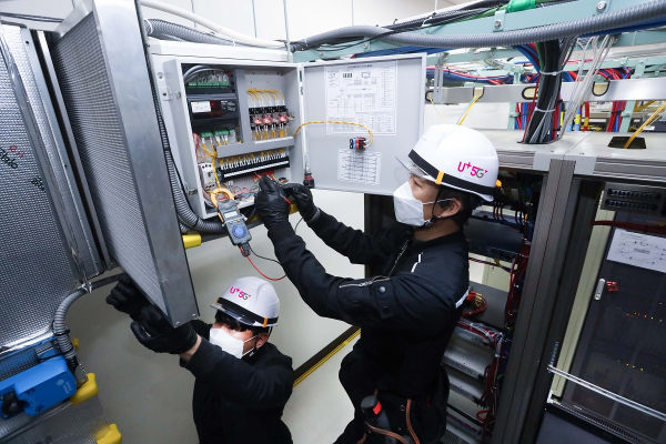 LG유플러스 협력 업체 직원들이 마곡국사에 구축된 외기냉방 시스템을 점검하는 모습. LG유플러스 제공