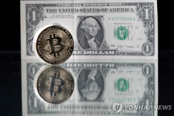 비트코인 모형과 1달러 지폐. 연합뉴스