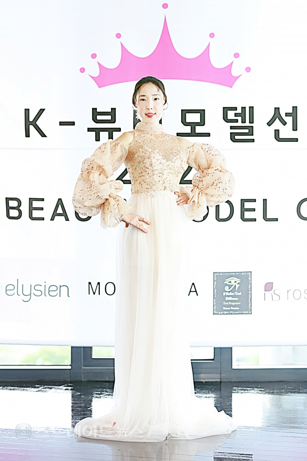 ▲ 로자스포사 드레스를 입은 김민경 회장이 포토타임을 갖고 있다. (K-뷰티모델선발대회 2021) / 양용은 기자 taeji1368@naver.com
