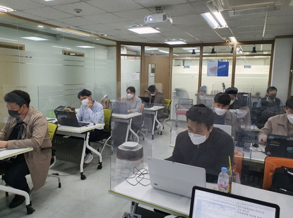 남부발전 직원들이 서울 강남구에 위치한 ㈜에코아이티 본사 교육장에서 RPA 파워유저 교육을 받고 있다. [출처=한국남부발전]