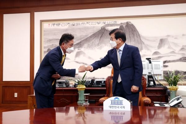 박병석 국회의장은 4일 오후 의장집무실에서 배진교 정의당 신임 원내대표의 예방을 받고 있다. (사진=국회)