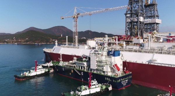 한국가스공사가 LNG운반선 시운전을 위한 세계 최초 STS LNG선적 실증 테스트를 진행하고 있다. [츨차=한국가스공사]
