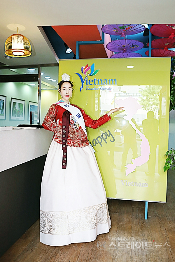 ▲ 한빛단 김민경 회장이 ‘주한 베트남 관광청대표부’를 방문하여 기념 포토타임을 갖고 있다. / 양용은 기자 taeji1368@naver.com