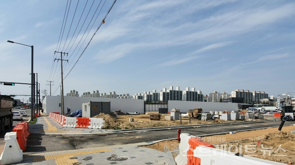 ◇'평택역 경남아너스빌 디아트' 현장. 평택로의 인도에서 남→북 구도 촬영한 사진. (사진=이준혁 기자)