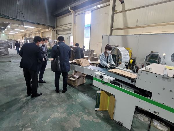 포장산업 현장에 방문해 애로사항을 청취하는 모습. 사진=인천 남동구 제공