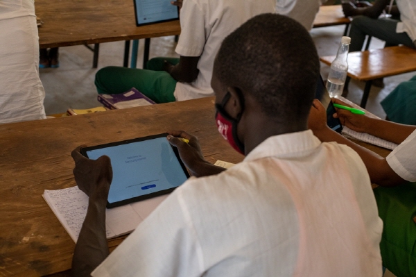 케냐 카쿠마 난민촌 그린라이트 중등학교(Green Light Secondary School) 학생이 '갤럭시탭'을 수업 시간에 사용하고 있다. 삼성전자 제공
