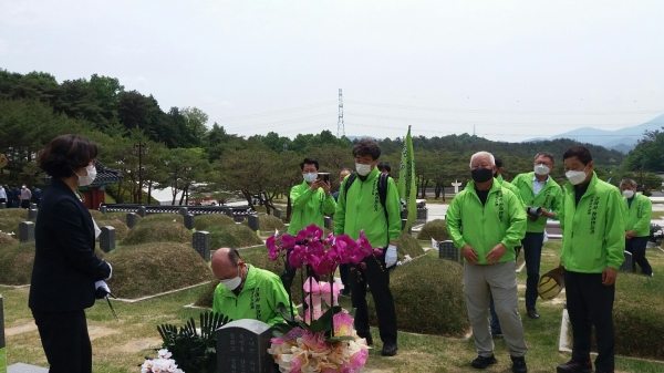 신계륜 이사장이 박관현 열사 묘소를 참배하고 있다.