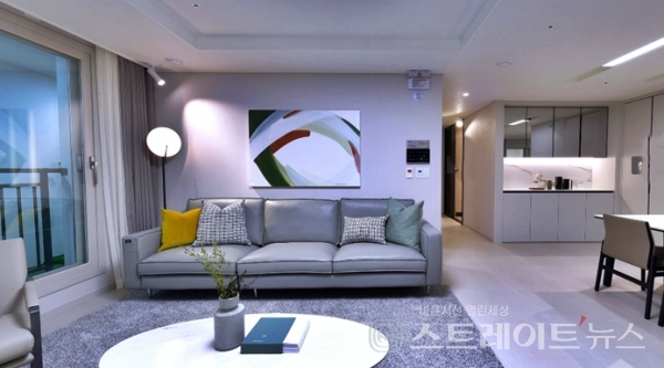 강원도 동해시 역대 최고가로 고분양가 논란을 빚는 '동해 프라우드 스위첸'의 전용 84㎡A형의 거실과 현관.