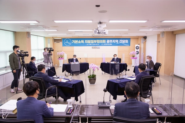 이재명 지사(사진 우측에서 첫째))는 18일 광주광역시 동구청에서 임택 동구청장, 서대석 서구청장, 김병내 남구청장, 문인 북구청장, 김삼호 광산구청장 등 기본소득 지방정부협의회 회원 지방정부인 광주지역 5개구 구청장들과 간담회를 열고 있다.(사진=경기도청)