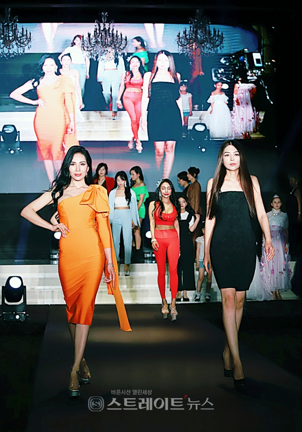 ▲ (왼쪽부터) 딜라보(우즈베키스탄), 딜도라(우즈베키스탄)가 ‘인터내셔널 슈퍼퀸 모델협회와 함께하는 자선패션쇼’ 드레스 패션쇼에서 당당한 런웨이 워킹을 선보이고 있다. / 양용은 기자 taeji1368@naver.com
