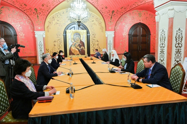 국회의장은 22일 오후(현지시간) 모스크바 구세주성당 레드홀에서 러시아 정교회 키릴(Kirill) 총대주교와의 면담을 시작으로 공식방문 일정에 들어갔다.