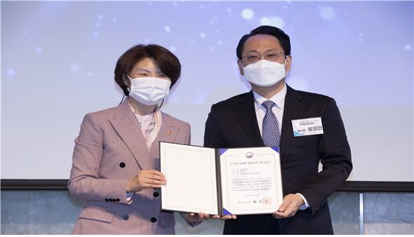 지난 4월 환경부가 주관한 ‘한국형 무공해차 전환’ 선언식에 참여한 방경만 KT&G 부사장(오른쪽)이 한경애 환경부 장관(왼쪽)과 기념사진을 촬영하는 모습. 사진=KT&G