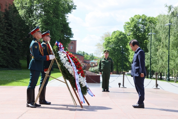 박병석 의장은 볼로딘 하원의장과의 회동전에 방문단과 함께 모스크바 소재 무명용사의 묘에서 헌화하고 있다.(사진=국회)