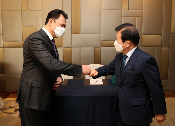 박 의장은 간담회 직후 삼카예프 주우랄연방관구 명예영사를 접견하고 있다.(사진=국회)