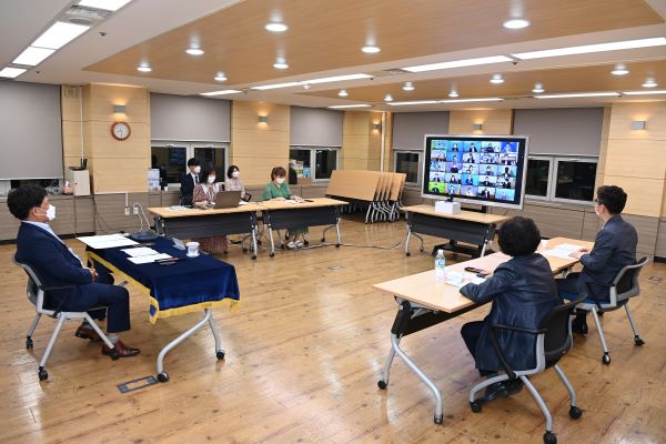 2050 탄소중립 공동 선언식에 비대면으로 참여하는 모습. 사진=부천시 제공