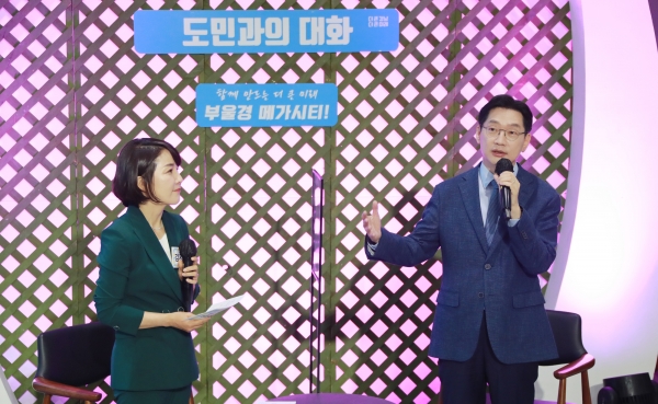 김경수 경남도지사가 27일 창원시 의창구 대원동에 위치한 경남콘텐츠코리아랩(옛 한국산업단지공단 동남종합전시장 내)에서 개최된 ‘도민과의 대화, 함께 만드는 더 큰 미래 부울경 메가시티’에서 인사말을 하고 있다.(사진=경남도청)