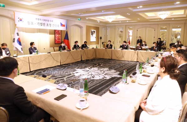 박병석 의장은 28일 오후  체코 순방 마지막 공식일정으로 프라하 포시즌스 호텔에서 현지 동포 대표와 기업인들을 초청해 간담회를 진행하고 있다.(사진=국회)