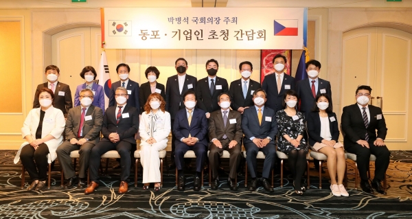 박병석 의장은 28일 오후 체코 순방 마지막 공식일정으로 프라하 포시즌스 호텔에서 현지 동포 대표와 기업인들을 초청해 간담회를 갖고, 주요참석자들과 함께하고 있다.(사진=국회)