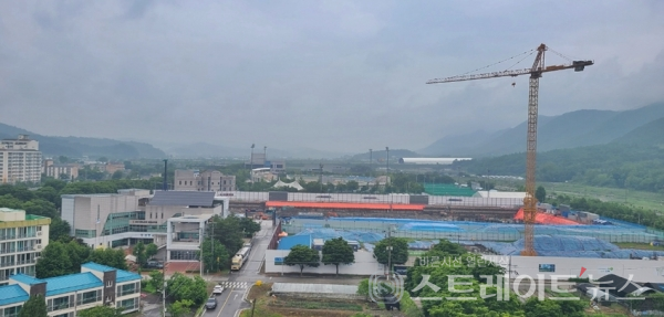 'e편한세상 연천 웰스하임'의 건설현장. 크레인이 서있는 앞 단지는 LH의 연천 옥산지구 국민임대 아파트(140가구) 건설현장이다.