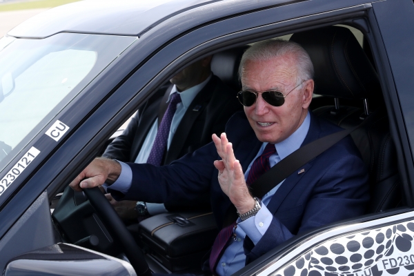 조 바이든 미국 대통령이 지난 18일(현지시간) 미시간주 디어본의 포드 공장을 방문해 곧 출시될 신형 전기차 F-150 라이트닝 픽업트럭을 시승하며 손을 흔들고 있다. (제공=연합뉴스)