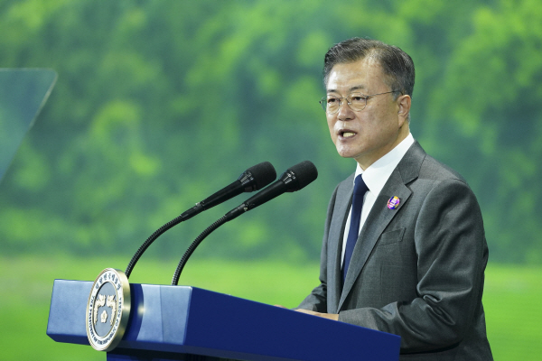 문재인 대통령이 지난달 29일 오후 서울 동대문디자인플라자에서 열린 '2050 탄소중립위원회 출범식'에 참석, 격려사를 하고 있다.
