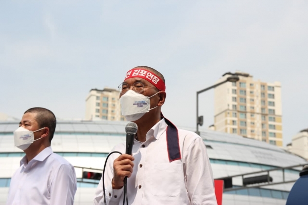 ‘GTX-D 원안 사수와 서울지하철 5호선 김포연장’이라는 김포시민들의 염원을 받아 안아 삭발을 단행한 김주영 의원은 “오늘 참담한 마음으로 이 자리에 섰다”며 “국토부 장관이 ‘광역교통비전 2030’에서 발표한 5호선 연장과 경기도에서 건의한 GTX-D 원안을 사수하고, 원안이 관철되는 그날까지 지역정치인으로서 최선을 다하겠다는 각오를 밝힌다”고 말했다.