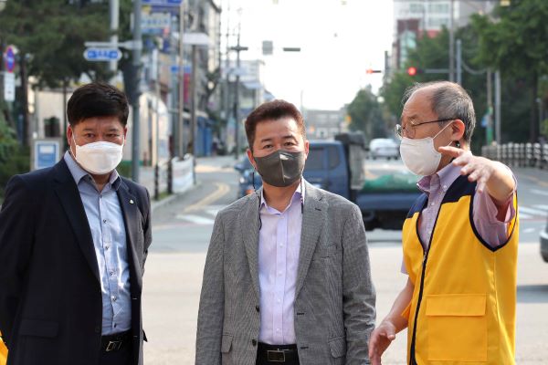 허인환 동구청장이 아침 출근 시간을 이용해 관내 주요 사업 현장을 걸으며 주민과 소통하고 있는 모습. 사진=인천 동구 제공