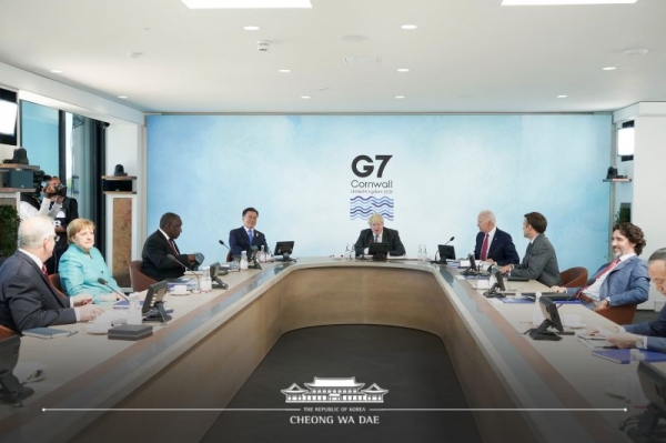 문재인 대통령은 G7 초청국이 참여하는 첫번째 회의인 ‘보건’ 세션에 참석해 영국, 미국, 독일, 프랑스 등 G7 국가정상들과 함께 코로나19의 조기 극복 방안을 논의했다.(사진=청와대)