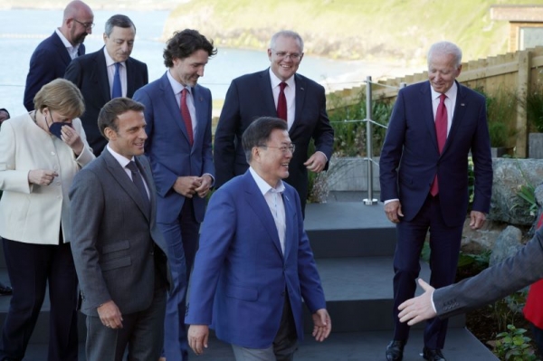 G7 정상회의 참석차 영국을 방문 중인 문재인 대통령이 12일(현지시간) 영국 콘월 카비스베이 양자회담장 앞에서 참가국 정상들과 기념사진을 촬영한 후 이동하고 있다. 2021.6.13