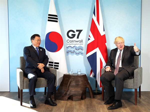 ▲ G7 정상회의 참석차 영국을 방문 중인 문재인 대통령이 13일(현지시간) 영국 콘월 카비스베이에서 열린 보리스 존슨 영국 총리와 양자회담에서 대화하고 있다.(사진=연합뉴스)