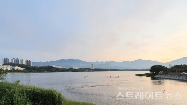 ◇'속초 영랑호 엘크루 라테라' 단지의 이름에 포함된 호수인 영랑호. 영랑교에서 북동→남서 방향으로 촬영했다. (사진=이준혁 기자)