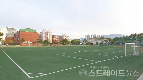 ◇'속초 영랑호 엘크루 라테라' 거주 어린이들이 다닐 초등학교인 영랑초등학교. 단지의 정문과 학교 정문이 1.4㎞쯤 거리에 있다. (사진=이준혁 기자)