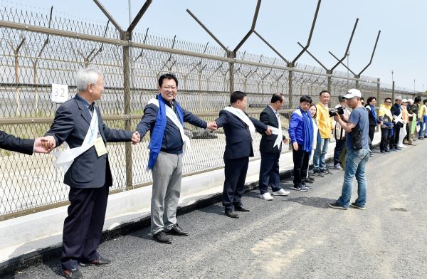 지난 2019년 4월 27일 DMZ주민과 강화 승천포에서 평화손잡기를 진행한 박남춘 인천시장. 사진=인천시 제공