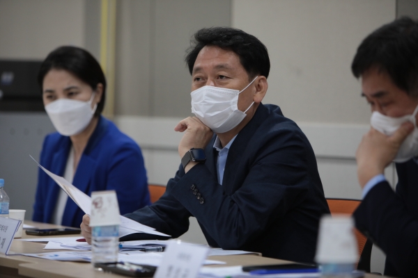 더불어민주당 이광재 국회의원(강원 원주시갑)은 15일 오전 10시 여의도 이룸센터에서 ‘아이와 어르신, 사회가 돌보겠습니다!’ 정책토론회를 개최하고 있다.(사진=이광재 의원실)