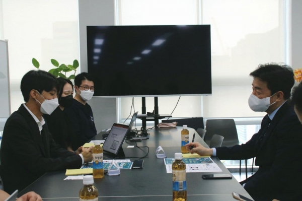 강훈식 의원(더불어민주당, 충남아산을)은 15일 오후 서울 성동구에 위치한 테이블매니저 본사를 방문해 최훈민 대표를 만나, 현장의 소리를 경청하고 있다.(사진=강훈식 의원실)