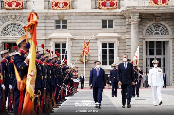 ▲스페인 마드리드 왕궁 ‘팔라시오 레알’(Palacio Real)에서 진행된 공식환영식(사진=청와대)