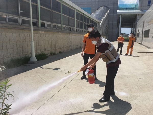 SRT 지제역 직원들이 16일 평택소방서 비전119안전센터와 화재대비 비상대응훈련으로 소화기 사용 교육을 받고 있다. [출처=SR]