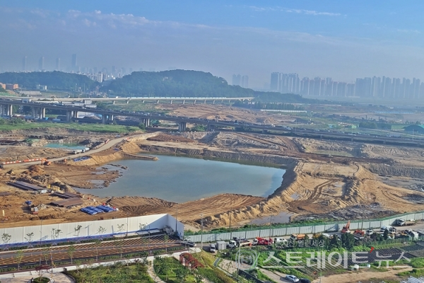 OCI의 자회사 DCRE가 인천 미추홀구 용현학익지구 1블록에서 분양 중인 '시티오씨엘 1단지' 건설현장. 뒷편에 송도신도시와 제2경인고속도로가 보인다. (스트레이트뉴스 DB)