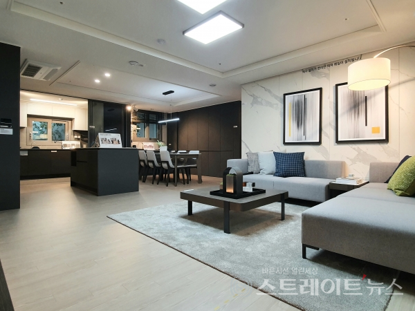 ◇'시티오씨엘 3단지' 견본주택의 아파트 84㎡A형 유니트 내 거실 및 주방/식당 부분. 유니트에는 '주방특화형 유상옵션'을 적용해 알파룸을 없애고 식당을 넓힌 형태로 꾸며졌다. (사진=이준혁 기자)