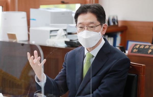 발언하고 있는 김경수 경남도지사(사진=경남도청)