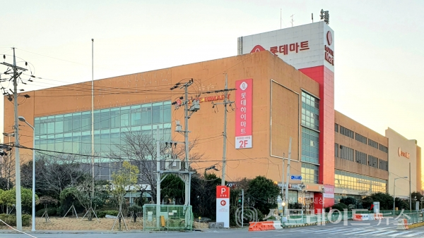 ◇'두산위브더제니스 센트럴 사하' 북쪽의 롯데마트 사하점. (사진=이준혁 기자)