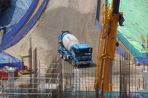 건설현장 오가는 레미콘 차량(제공=연합뉴스)