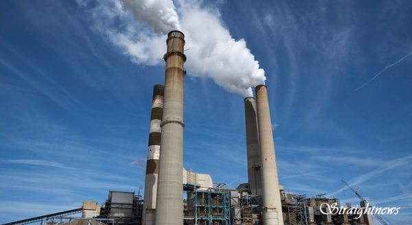 ▲ 기후변화 주범인 이산화탄소를 내뿜는 공장 굴뚝 ⓒ스트레이트뉴스
