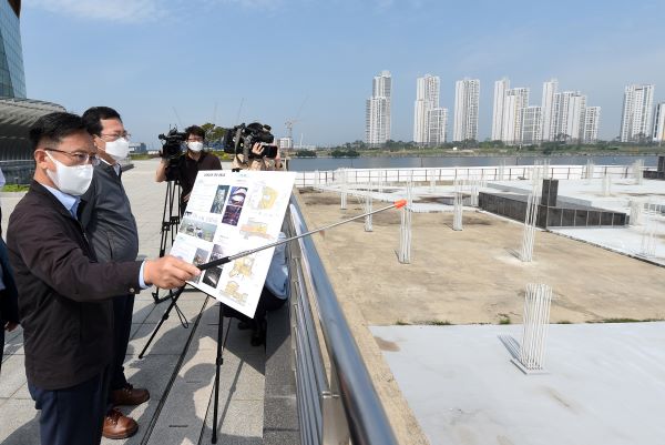 박남춘 인천광역시장이 22일 송도국제도시 아트센터인천에서 2단계 건립사업을 점검하고 있다.
